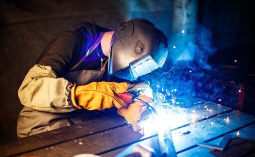 Сварщик ручной дуговой сварки